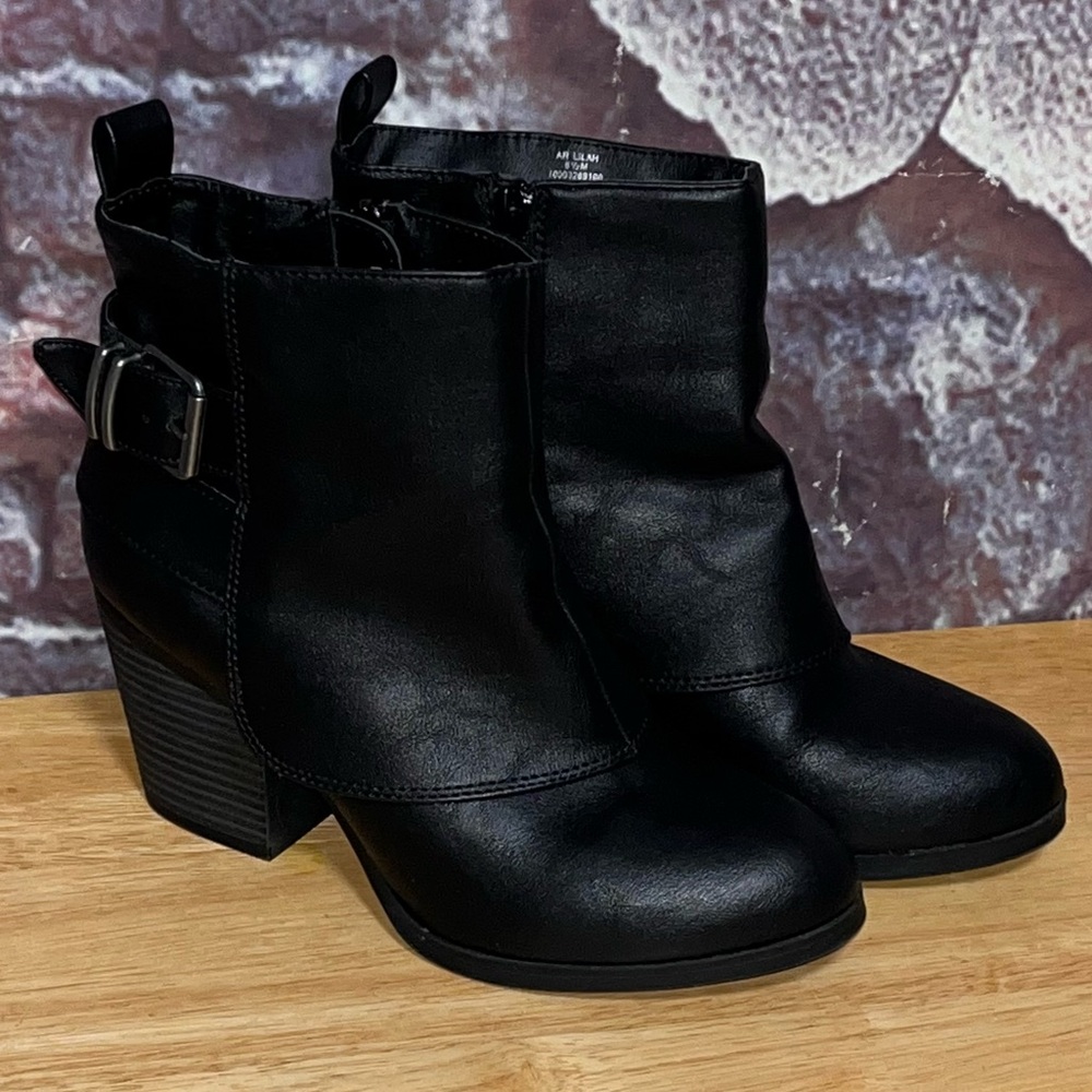 SOLD***American Rag Boots Chunk Heel Black Ankle Buckle Zipper Size 6.5